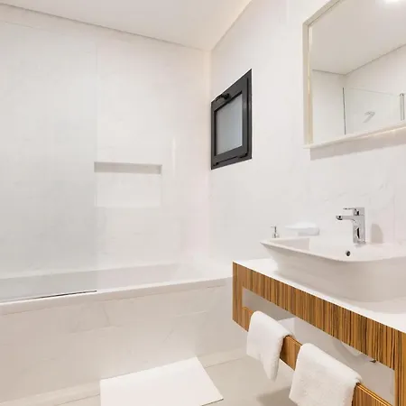 Correeira Luxury Residence T2 J - Albufeira, Pools, Wifi, Bbq, Beach شقة